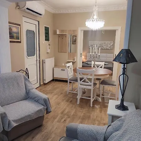 בית נופש Alice's Art House